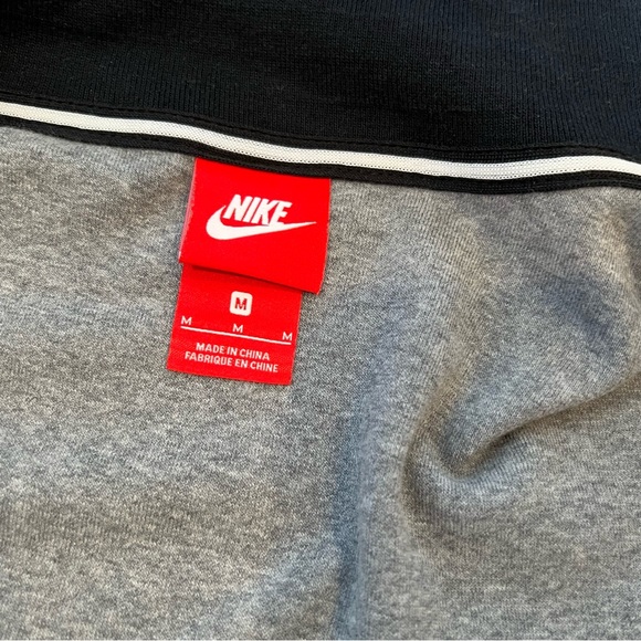 ‼️ NIKE Women’s ZipUp Jacket‼️ - Picture 3 of 3